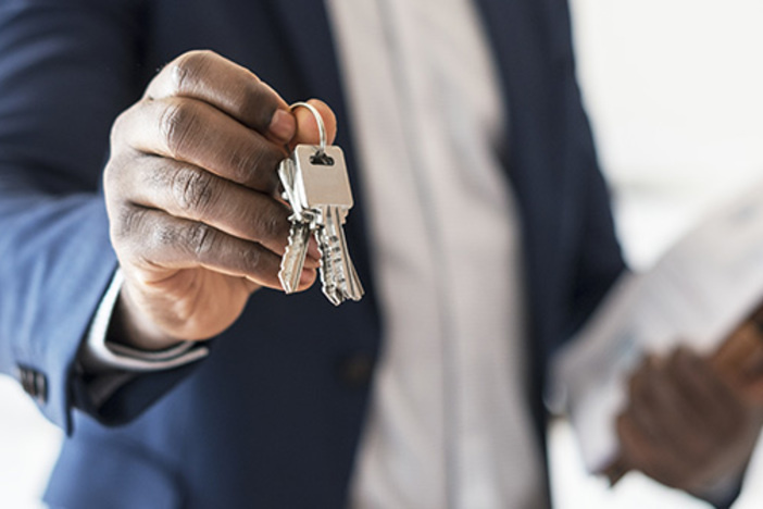 7 Things to Expect When Working with a Real Estate Agent Real estate agent handing the house key