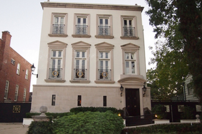Multiplexes vs. Single Family Rentals: Which is the Better Rental Property? Single family multi family
