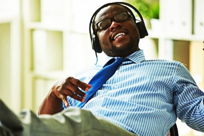 How to Minimize Distractions (& Maximize What You Get Done) in Your Work Day minimize-distractions